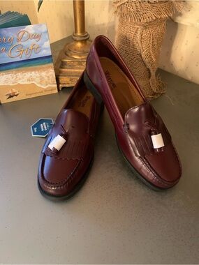 BASS WEEJUNS, NEW WITH TAGS, 2 tassel Woman’s size 9w loafers. BURGANDY RED.